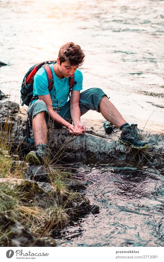 Kleiner Junge nimmt reines Wasser aus einem Fluss. Körper Leben wandern Mensch Mann Erwachsene Hand Umwelt Natur See Tropfen frisch nass natürlich Sauberkeit