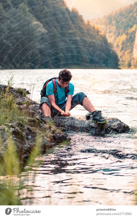 Kleiner Junge nimmt reines Wasser aus einem Fluss. Lifestyle Körper Leben Ferien & Urlaub & Reisen Tourismus Ausflug Abenteuer Sommer Berge u. Gebirge wandern