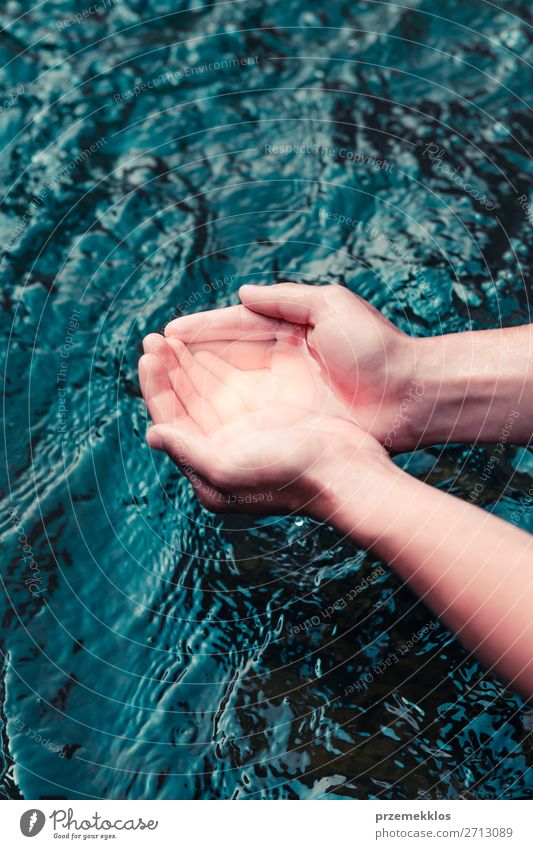 Kleiner Junge, der reines Wasser aus einem Fluss in den Händen nimmt. Körper Leben Mensch Mann Erwachsene Hand Umwelt Natur See Tropfen frisch nass natürlich