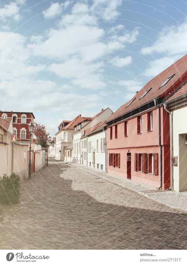 Sonnige Kleinstadt in Brandenburg, Häuserfluchtversuch Haus Himmel Wolken Schönes Wetter Dorf Bauwerk Gebäude Architektur Straße historisch Sauberkeit Idylle