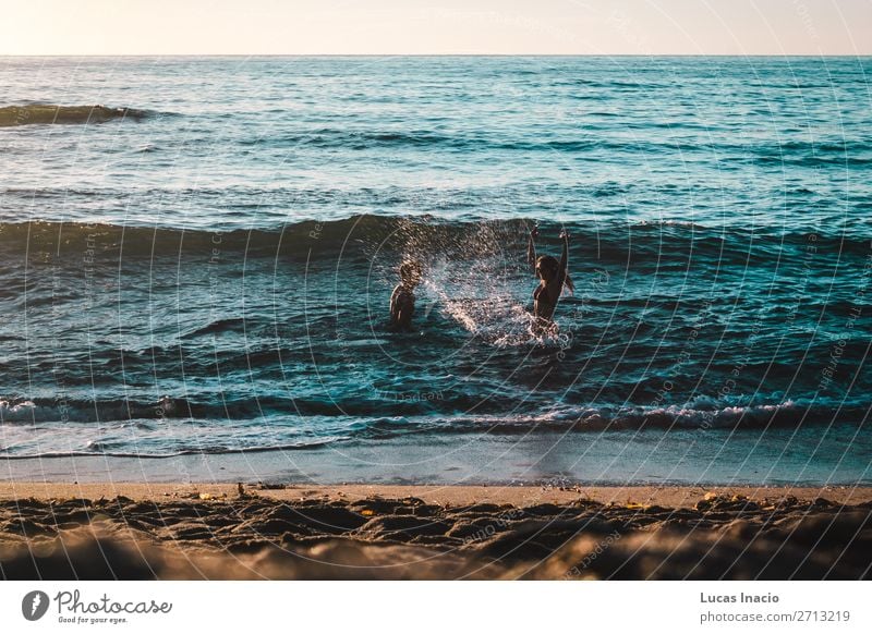 Paar beim Spielen am Strand an den Sunset Cliffs, San Diego Ferien & Urlaub & Reisen Tourismus Sommer Sommerurlaub Sonne Meer Wellen Mensch maskulin feminin