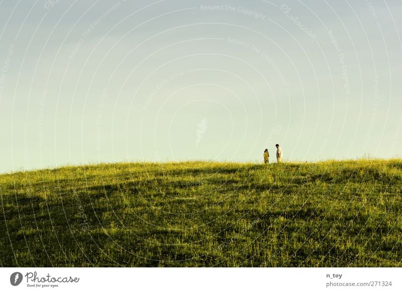 Talk... Sommer Sonne wandern maskulin feminin Frau Erwachsene Mann 2 Mensch Umwelt Natur Landschaft Schönes Wetter Wiese Feld Hügel Denken sprechen gehen