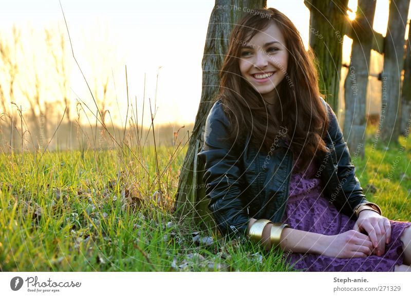 :) feminin Junge Frau Jugendliche 1 Mensch 13-18 Jahre Kind Himmel Sonne Gras Kleid Jacke Armreif brünett beobachten Erholung Lächeln lachen leuchten