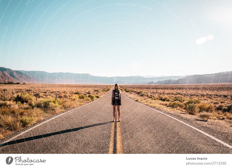 Mädchen in der Mitte der Route 66 Ferien & Urlaub & Reisen Tourismus Sommer Berge u. Gebirge Garten Mensch feminin Junge Frau Jugendliche Erwachsene 1 Umwelt