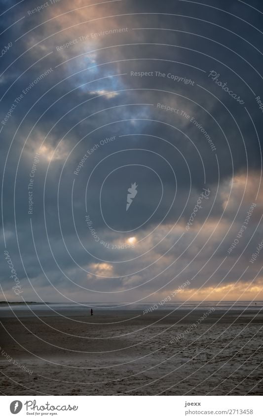 Einsamer Mensch alleine am weiten Strand bei stark bewölktem Himmel Freiheit Wolken Küste Meer Ruhe nachdenken besinnung Nordsee Ferien & Urlaub & Reisen