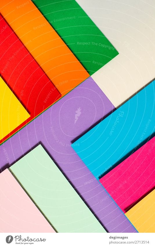 Buntes Design aus gefaltetem Papiermaterial. Tapete Handwerk Kunst Streifen blau gelb grün rosa Farbe farbenfroh Spektrum Regenbogen graphisch geometrisch