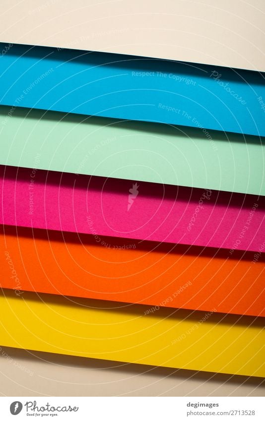 Buntes Design aus gefaltetem Papiermaterial. Farbspektrum. Tapete Handwerk Kunst Streifen blau gelb grün rosa Farbe farbenfroh Spektrum Regenbogen graphisch