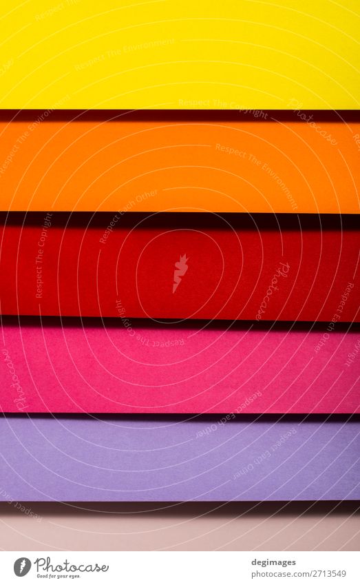 Buntes Design aus gefaltetem Papiermaterial. Farbspektrum. Tapete Handwerk Kunst Streifen blau gelb grün rosa Farbe farbenfroh Spektrum Regenbogen graphisch