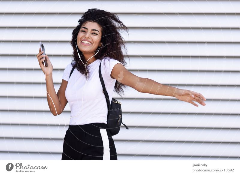 Afrikanische Frau beim Musikhören mit Kopfhörern und Smartphone Stil Freude Glück schön Haare & Frisuren Sport Telefon PDA Technik & Technologie Mensch feminin