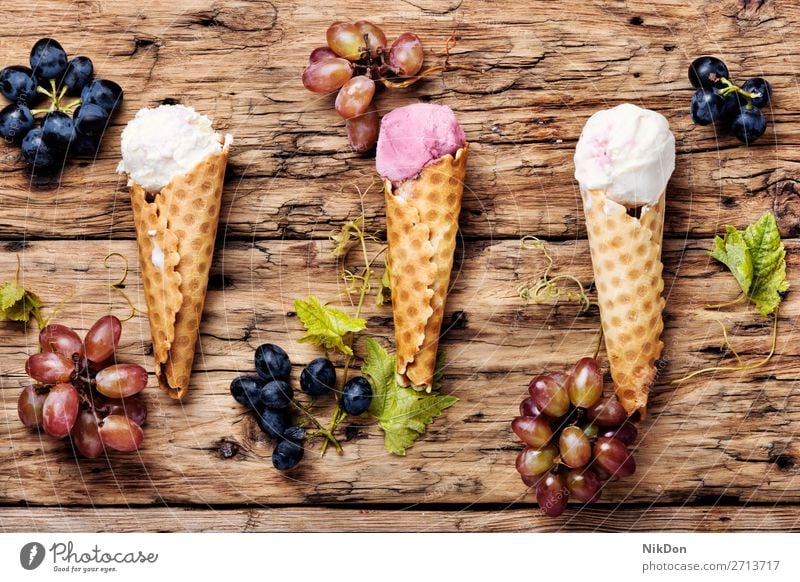 Eis mit Traubengeschmack Eiscreme Lebensmittel süß Beeren Vanille Waffel Dessert Sahne Traubeneis Sommer Geschmack lecker kalt Baggerlöffel Zapfen geschmackvoll