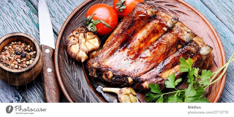 Leckere gebratene Rippchen Rippe Fleisch Lebensmittel grillen gegrillt Barbecue Schweinefleisch Abendessen Grillrost hölzern Schweinerippchen Küche rustikal