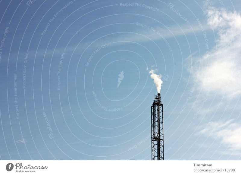 Zu Großem werden!? Industrie Technik & Technologie Himmel Wolken Schönes Wetter Metall Stahl blau schwarz weiß Schornstein Abgas Farbfoto Außenaufnahme