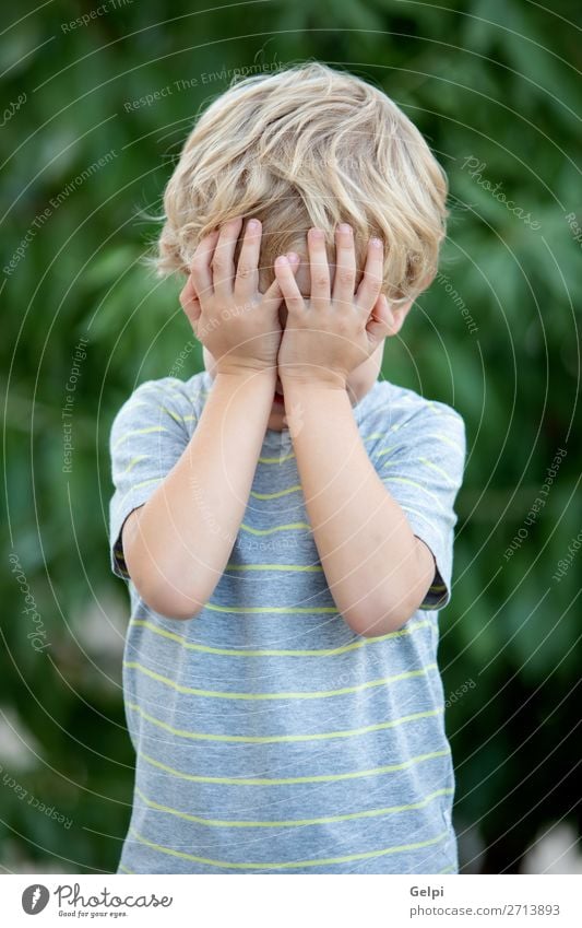 Glückliches Kind mit blauem T-Shirt Freude schön Sommer Sonne Garten Mensch Baby Kleinkind Junge Familie & Verwandtschaft Kindheit Natur Gras Park blond Lächeln