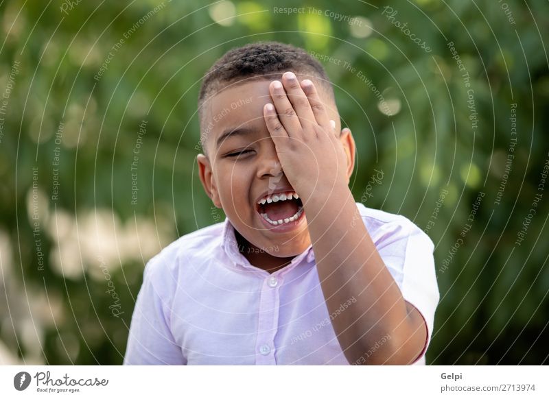 Happy child covering his eye in the park Lifestyle Freude Gesicht Spielen Kind Mensch Junge Mann Erwachsene Kindheit Fröhlichkeit klein lustig niedlich schwarz