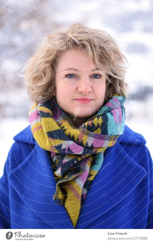 bunter Schal, Locken, blond, blauer Mantel schön Ferien & Urlaub & Reisen Frau Erwachsene 1 Mensch 18-30 Jahre Jugendliche Winter Schnee kurzhaarig beobachten