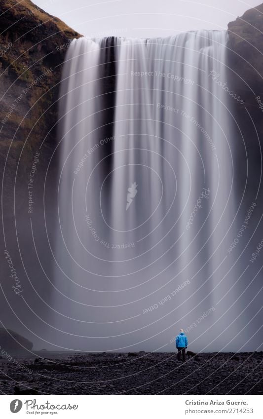 Wasserfall Skogafoss in Island Langzeitbelichtung Winter kalt reisen majestätisch Außenaufnahme Landschaft Natur Ferien & Urlaub & Reisen