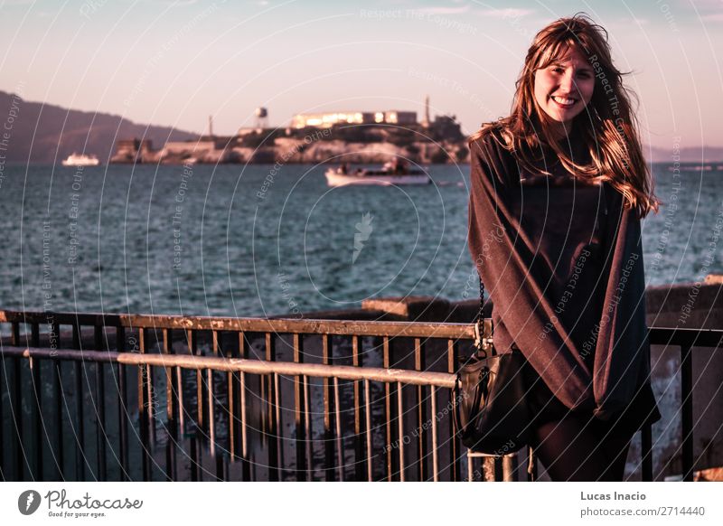 Mädchen vor dem Alcatraz Gefängnis in San Francisco, Kalifornien Ferien & Urlaub & Reisen Tourismus Sommer Strand Meer Insel Mensch feminin Junge Frau