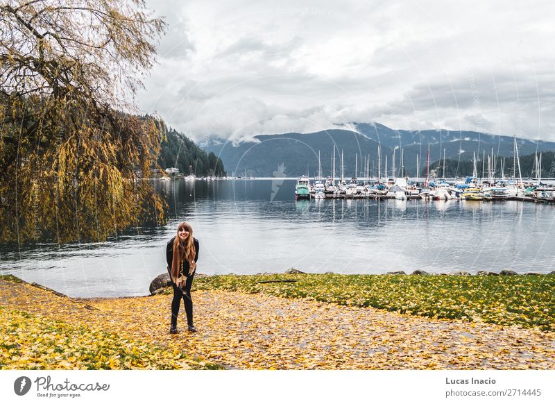 Mädchen an der Deep Cove in North Vancouver, BC, Kanada Glück Berge u. Gebirge Mensch Junge Frau Jugendliche Erwachsene 1 Umwelt Natur Landschaft Himmel Wolken