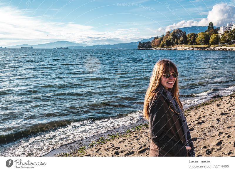 Mädchen in der Nähe des Stanley Park in Vancouver, Kanada Glück Sommer Strand Meer Frau Erwachsene Umwelt Natur Sand Himmel Baum Blatt Küste Skyline blond