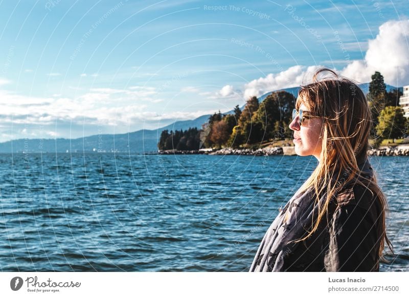 Mädchen in der Nähe des Stanley Park in Vancouver, Kanada Sommer Strand Meer Mensch feminin Junge Frau Jugendliche Erwachsene 1 Umwelt Natur Sand Himmel Baum