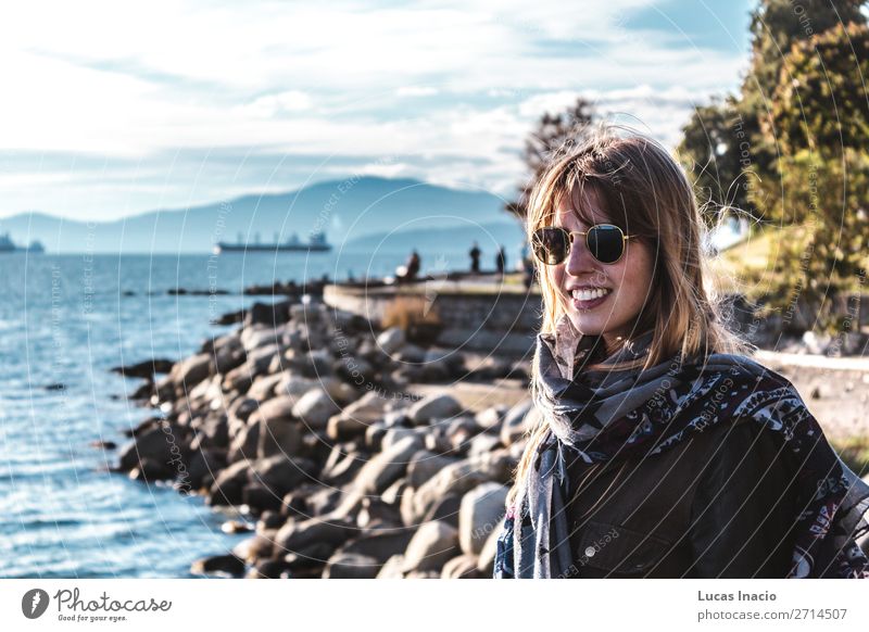 Mädchen in der Nähe des Stanley Park in Vancouver, Kanada Glück Sommer Strand Meer Mensch feminin Junge Frau Jugendliche Erwachsene 1 Umwelt Natur Sand Himmel