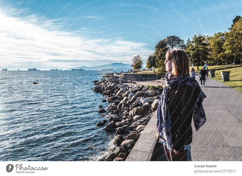 Mädchen in der Nähe des Stanley Park in Vancouver, Kanada Sommer Strand Meer Mensch feminin Junge Frau Jugendliche Erwachsene 1 Umwelt Natur Sand Himmel Baum