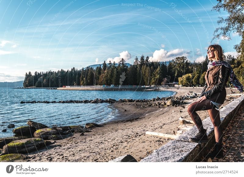 Mädchen in der Nähe des Stanley Park in Vancouver, Kanada Glück Sommer Strand Meer Mensch feminin Junge Frau Jugendliche Erwachsene 1 Umwelt Natur Sand Himmel