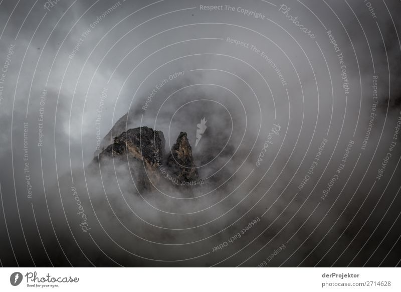 Oberhalb des Pragser Wildsees mit Wolken in den Dolomiten VII Tourismus Strukturen & Formen Textfreiraum unten Ferien & Urlaub & Reisen Licht