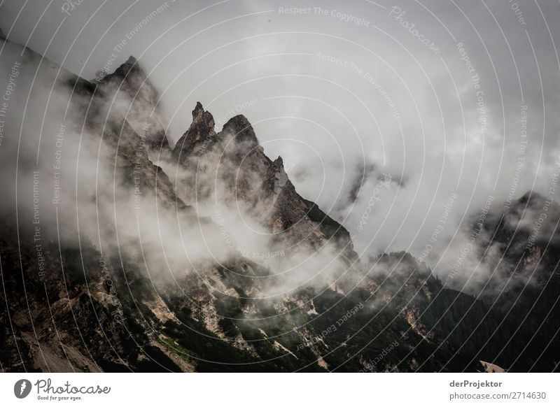 Oberhalb des Pragser Wildsees mit Wolken in den Dolomiten VI Tourismus Strukturen & Formen Textfreiraum unten Ferien & Urlaub & Reisen Licht Textfreiraum rechts