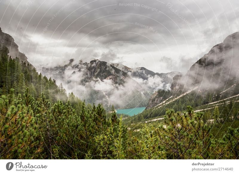 Pragser Wildsee  mit Wolken in den Dolomiten XVI Tourismus Strukturen & Formen Textfreiraum unten Ferien & Urlaub & Reisen Licht Textfreiraum rechts Schatten