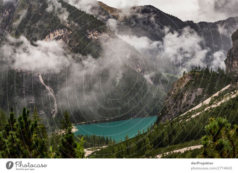 Pragser Wildsee  mit Wolken in den Dolomiten XVII Tourismus Strukturen & Formen Textfreiraum unten Ferien & Urlaub & Reisen Licht Textfreiraum rechts Schatten