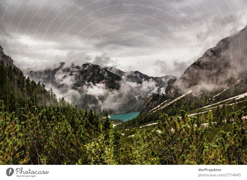 Pragser Wildsee  mit Wolken in den Dolomiten XIII Tourismus Strukturen & Formen Textfreiraum unten Ferien & Urlaub & Reisen Licht Textfreiraum rechts Schatten