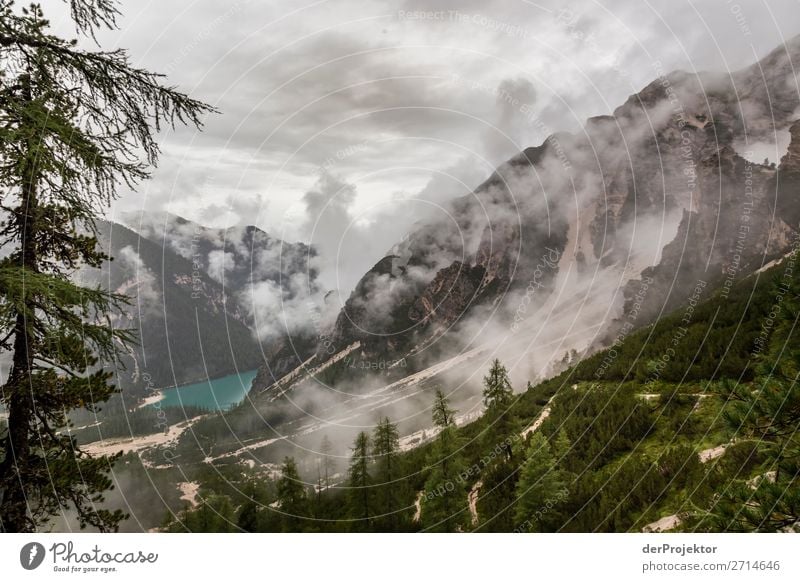 Pragser Wildsee  mit Wolken in den Dolomiten XII Tourismus Strukturen & Formen Textfreiraum unten Ferien & Urlaub & Reisen Licht Textfreiraum rechts Schatten