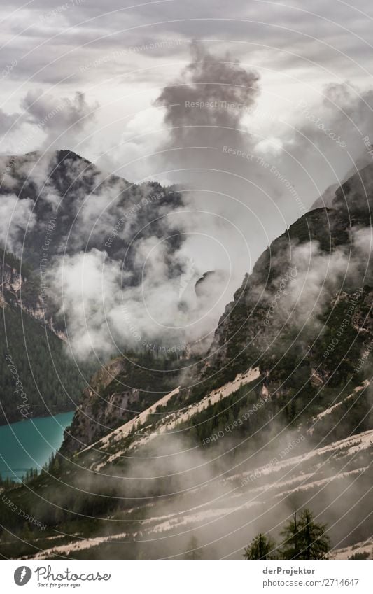 Pragser Wildsee  mit Wolken in den Dolomiten XIV Tourismus Strukturen & Formen Textfreiraum unten Ferien & Urlaub & Reisen Licht Textfreiraum rechts Schatten