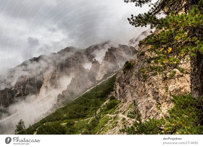 Oberhalb des Pragser Wildsees mit Wolken in den Dolomiten I Tourismus Strukturen & Formen Textfreiraum unten Ferien & Urlaub & Reisen Licht Textfreiraum rechts