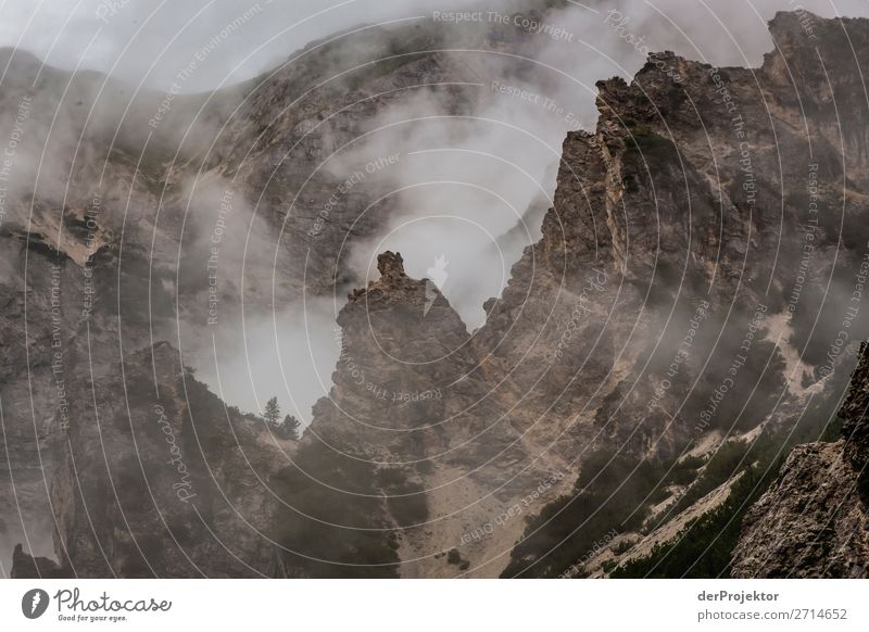 Oberhalb des Pragser Wildsees mit Wolken in den Dolomiten III Tourismus Strukturen & Formen Textfreiraum unten Ferien & Urlaub & Reisen Licht