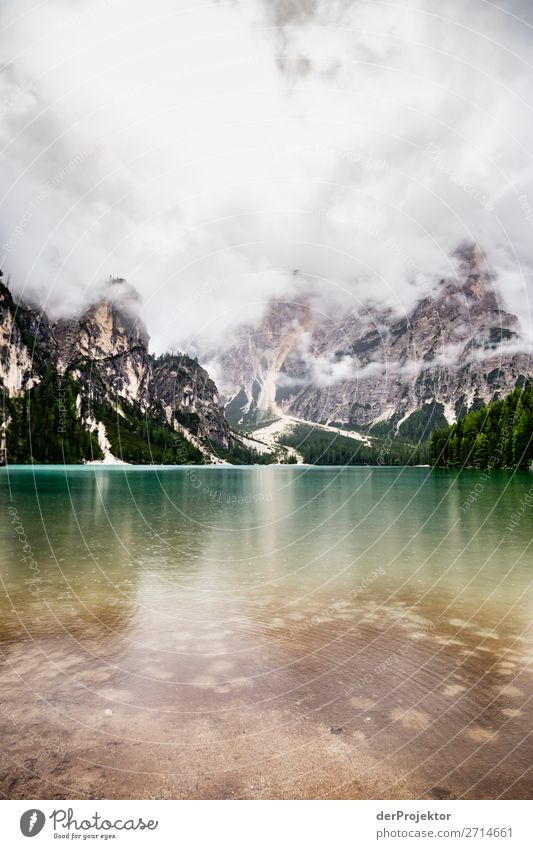 Pragser Wildsee  mit Wolken in den Dolomiten VII Tourismus Strukturen & Formen Textfreiraum unten Ferien & Urlaub & Reisen Licht Textfreiraum rechts Schatten