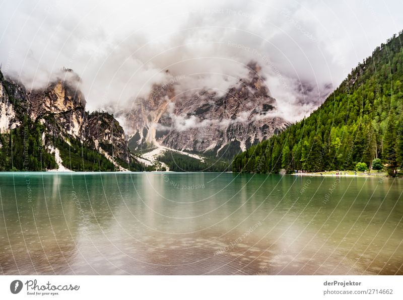 Pragser Wildsee  mit Wolken in den Dolomiten XV Tourismus Strukturen & Formen Textfreiraum unten Ferien & Urlaub & Reisen Licht Textfreiraum rechts Schatten