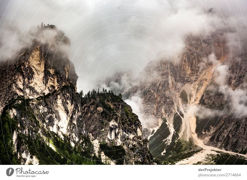 Oberhalb des Pragser Wildsees mit Wolken in den Dolomiten V Tourismus Strukturen & Formen Textfreiraum unten Ferien & Urlaub & Reisen Licht Textfreiraum rechts