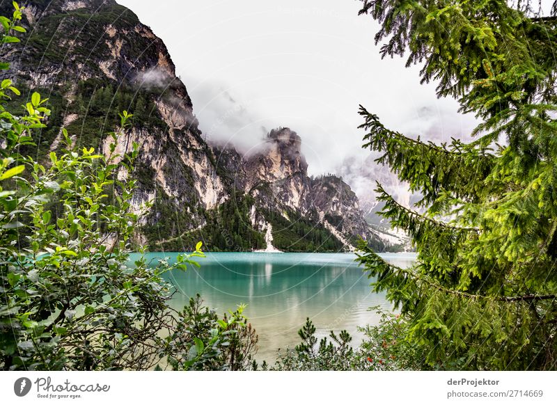 Pragser Wildsee  mit Wolken in den Dolomiten V Tourismus Strukturen & Formen Textfreiraum unten Ferien & Urlaub & Reisen Licht Textfreiraum rechts Schatten