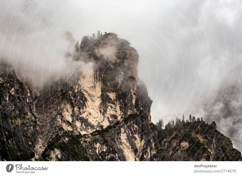 Oberhalb des Pragser Wildsees mit Wolken in den Dolomiten II Tourismus Strukturen & Formen Textfreiraum unten Ferien & Urlaub & Reisen Licht Textfreiraum rechts