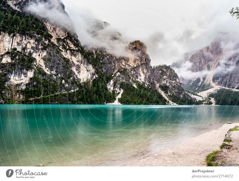 Pragser Wildsee  mit Wolken in den Dolomiten XI Tourismus Strukturen & Formen Textfreiraum unten Ferien & Urlaub & Reisen Licht Textfreiraum rechts Schatten