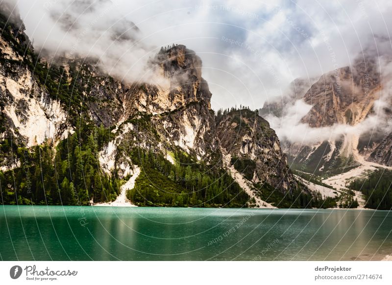 Pragser Wildsee  mit Wolken in den Dolomiten VI Tourismus Strukturen & Formen Textfreiraum unten Ferien & Urlaub & Reisen Licht Textfreiraum rechts Schatten