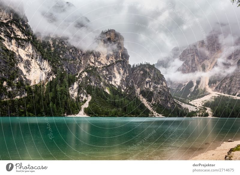 Pragser Wildsee  mit Wolken in den Dolomiten IX Tourismus Strukturen & Formen Textfreiraum unten Ferien & Urlaub & Reisen Licht Textfreiraum rechts Schatten