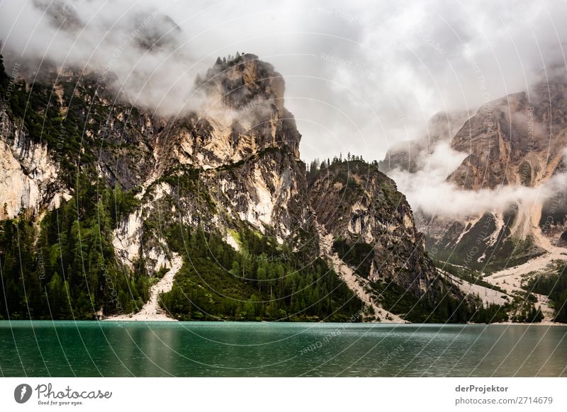 Pragser Wildsee  mit Wolken in den Dolomiten IV Tourismus Strukturen & Formen Textfreiraum unten Ferien & Urlaub & Reisen Licht Textfreiraum rechts Schatten