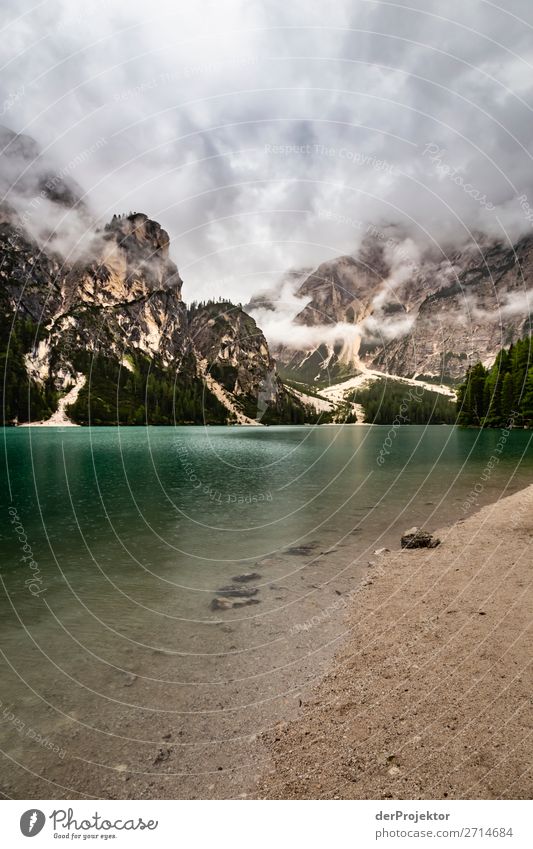 Pragser Wildsee  mit Wolken in den Dolomiten I Tourismus Strukturen & Formen Textfreiraum unten Ferien & Urlaub & Reisen Licht Textfreiraum rechts Schatten