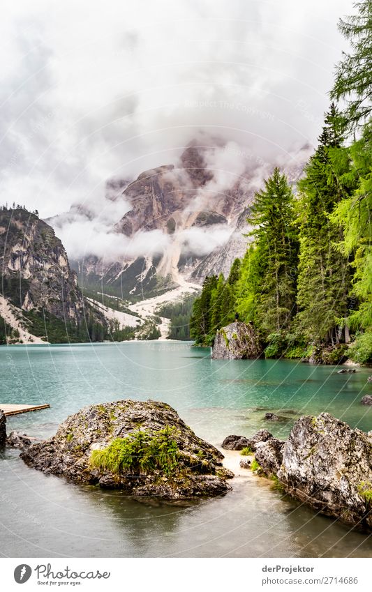 Pragser Wildsee  mit Wolken in den Dolomiten II Tourismus Strukturen & Formen Textfreiraum unten Ferien & Urlaub & Reisen Licht Textfreiraum rechts Schatten