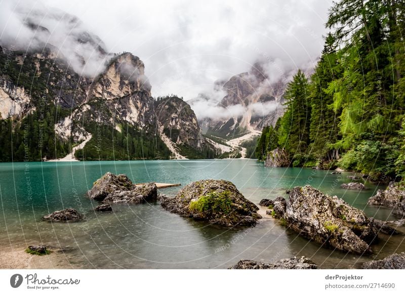 Pragser Wildsee  mit Wolken in den Dolomiten X Tourismus Strukturen & Formen Textfreiraum unten Ferien & Urlaub & Reisen Licht Textfreiraum rechts Schatten