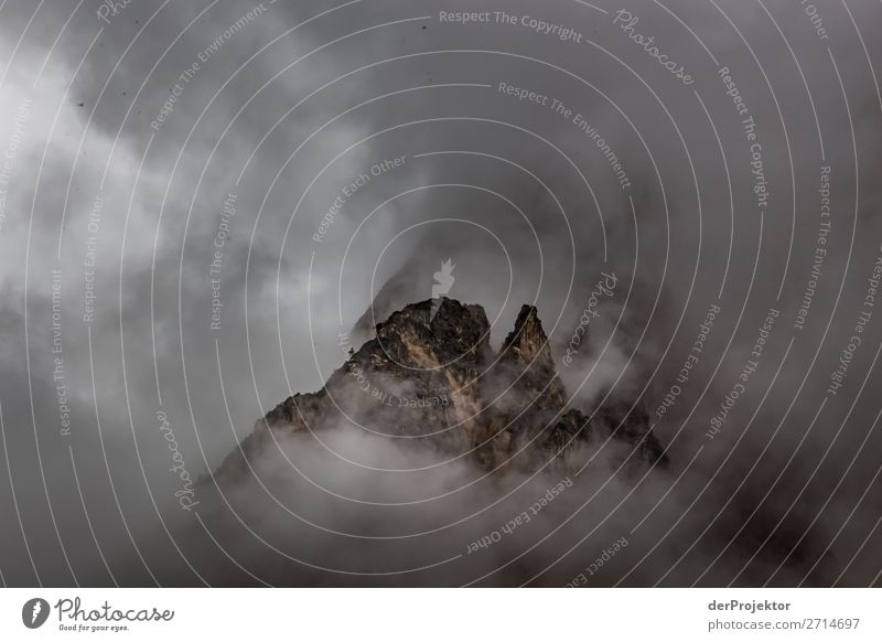 Oberhalb des Pragser Wildsees mit Wolken in den Dolomiten IV Tourismus Strukturen & Formen Textfreiraum unten Ferien & Urlaub & Reisen Licht Textfreiraum rechts