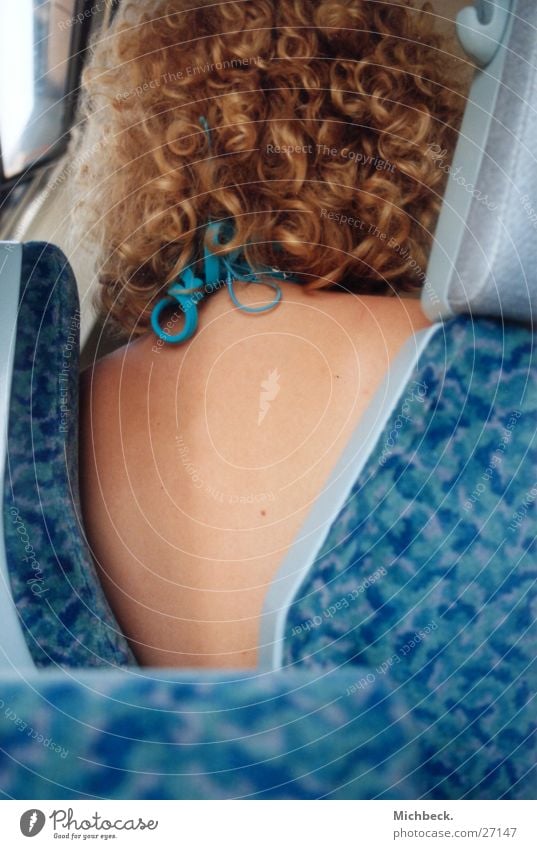 ein schöner Rücken .. Eisenbahn Frau Locken Neckholder Sitzgelegenheit sitzen